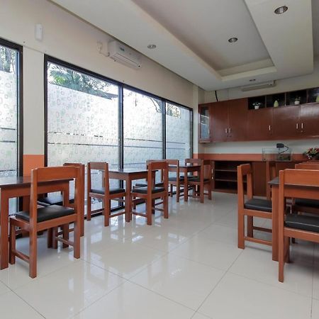 Отель Reddoorz Near Jalan Jendral Sudirman Манадо Экстерьер фото