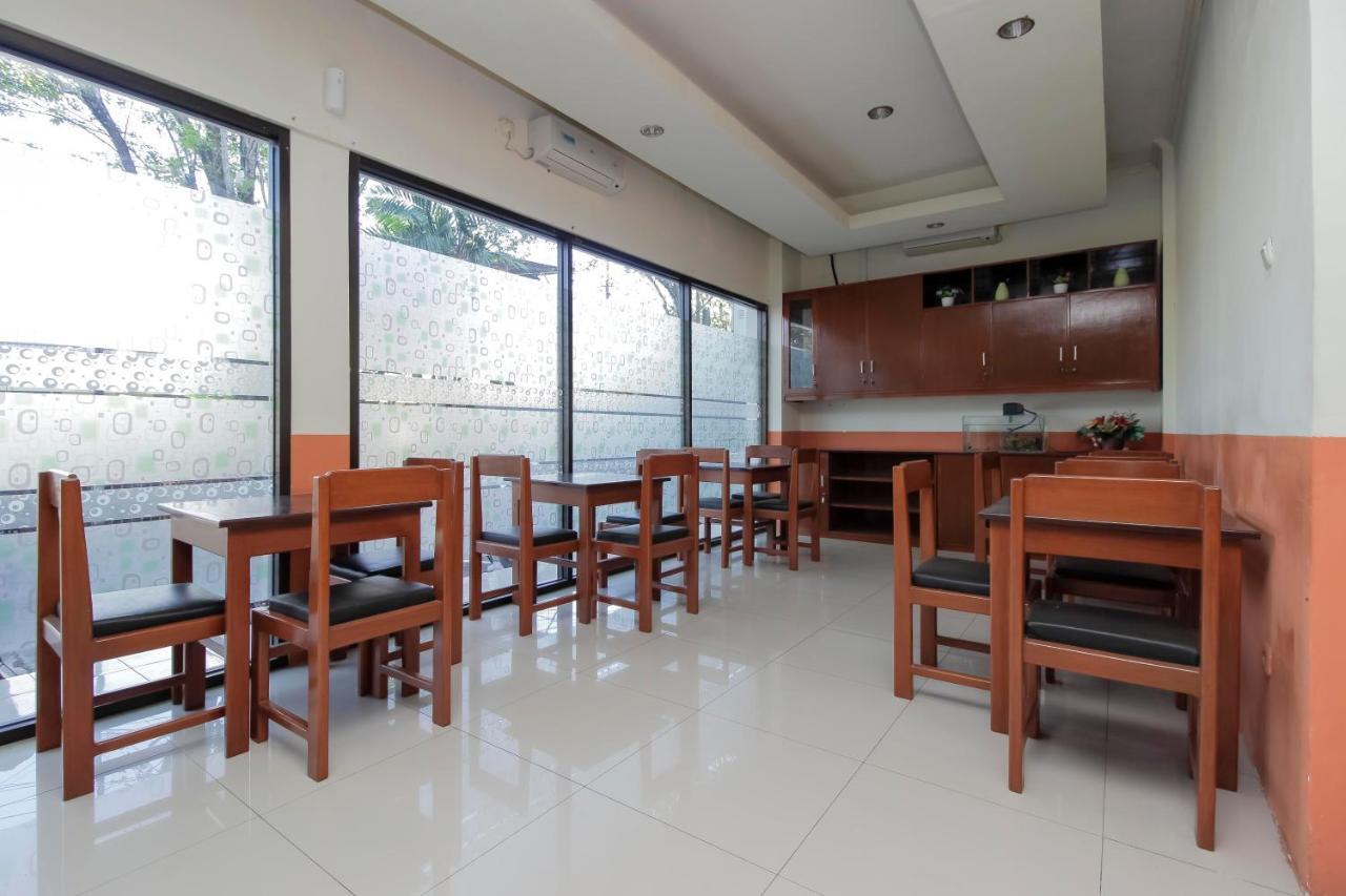 Отель Reddoorz Near Jalan Jendral Sudirman Манадо Экстерьер фото