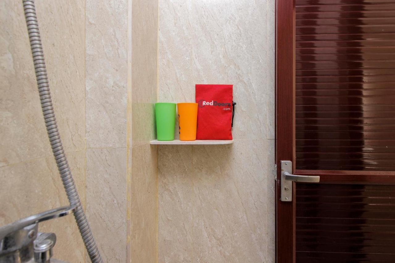 Отель Reddoorz Near Jalan Jendral Sudirman Манадо Экстерьер фото