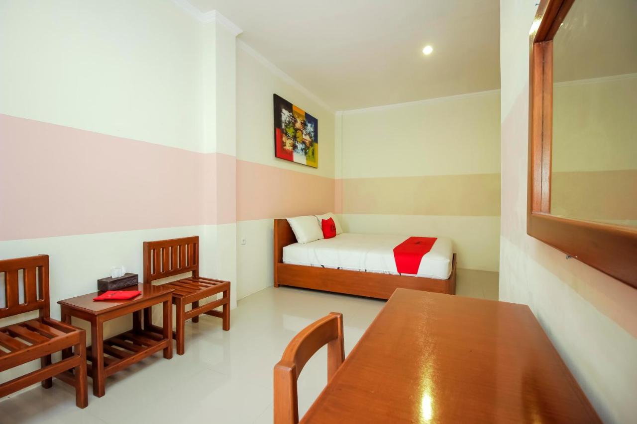 Отель Reddoorz Near Jalan Jendral Sudirman Манадо Экстерьер фото
