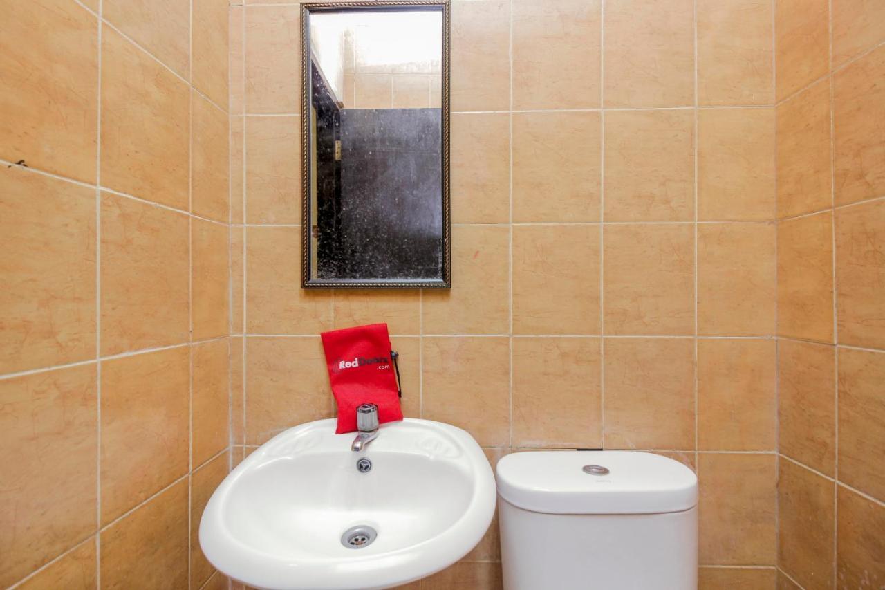 Отель Reddoorz Near Jalan Jendral Sudirman Манадо Экстерьер фото