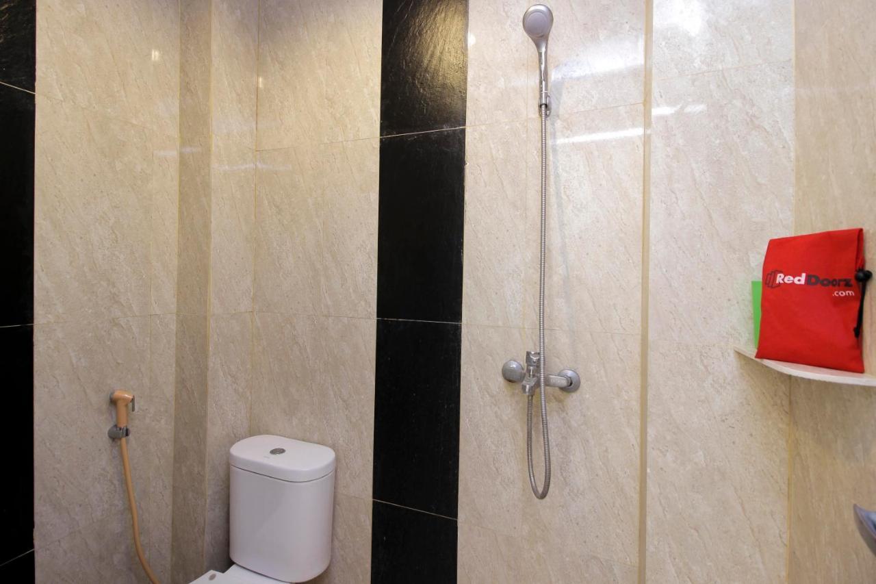 Отель Reddoorz Near Jalan Jendral Sudirman Манадо Экстерьер фото