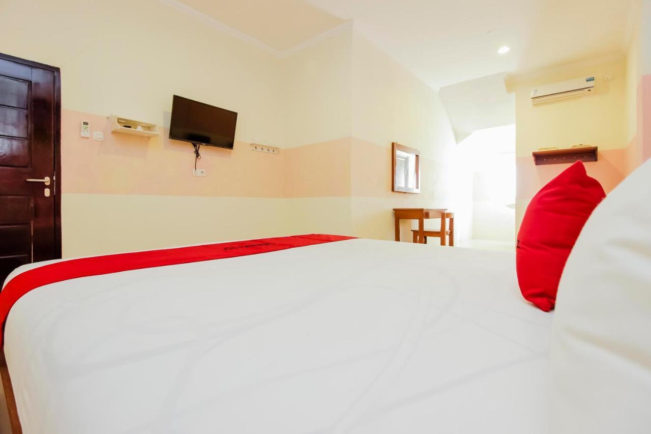 Отель Reddoorz Near Jalan Jendral Sudirman Манадо Экстерьер фото