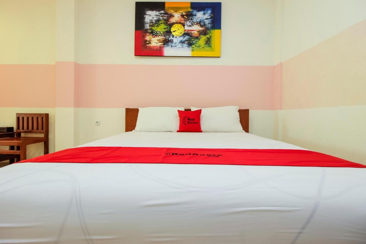 Отель Reddoorz Near Jalan Jendral Sudirman Манадо Экстерьер фото