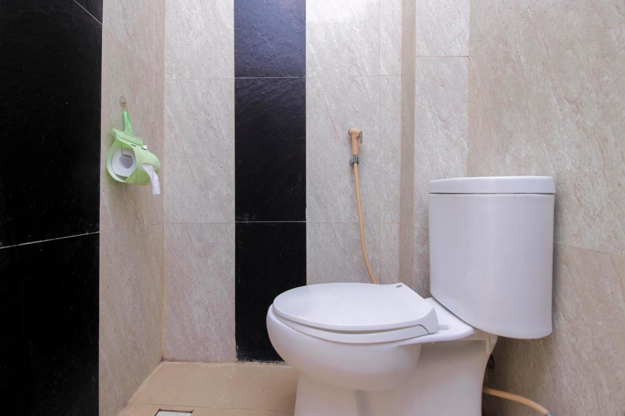 Отель Reddoorz Near Jalan Jendral Sudirman Манадо Экстерьер фото