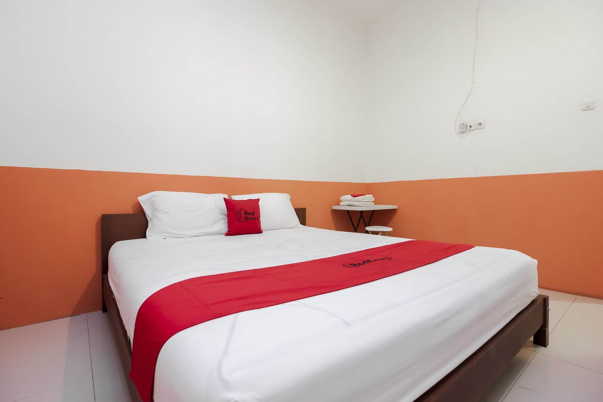 Отель Reddoorz Near Jalan Jendral Sudirman Манадо Экстерьер фото
