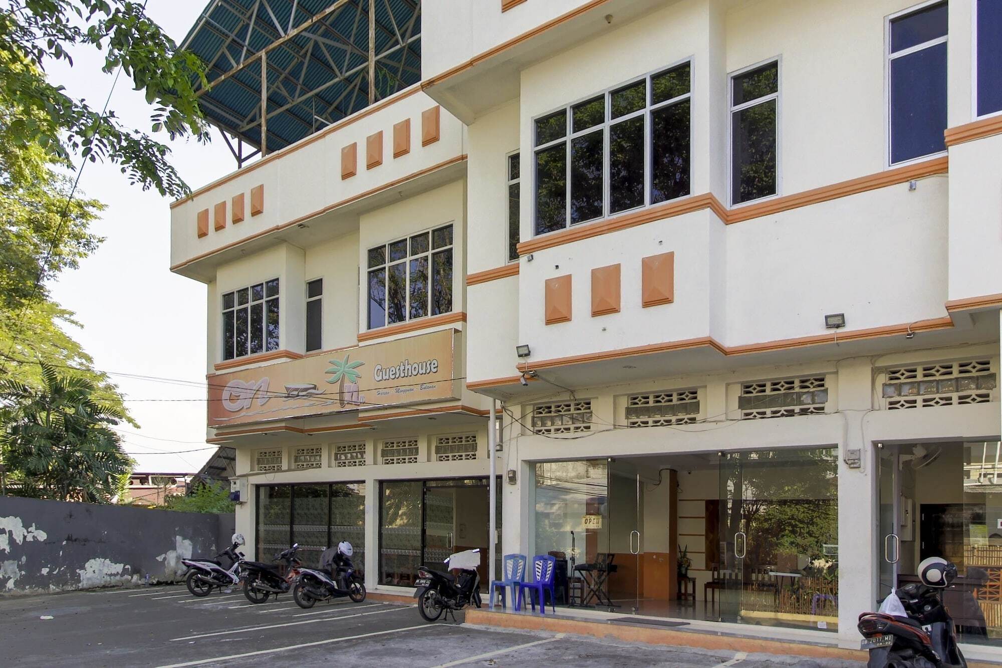 Отель Reddoorz Near Jalan Jendral Sudirman Манадо Экстерьер фото